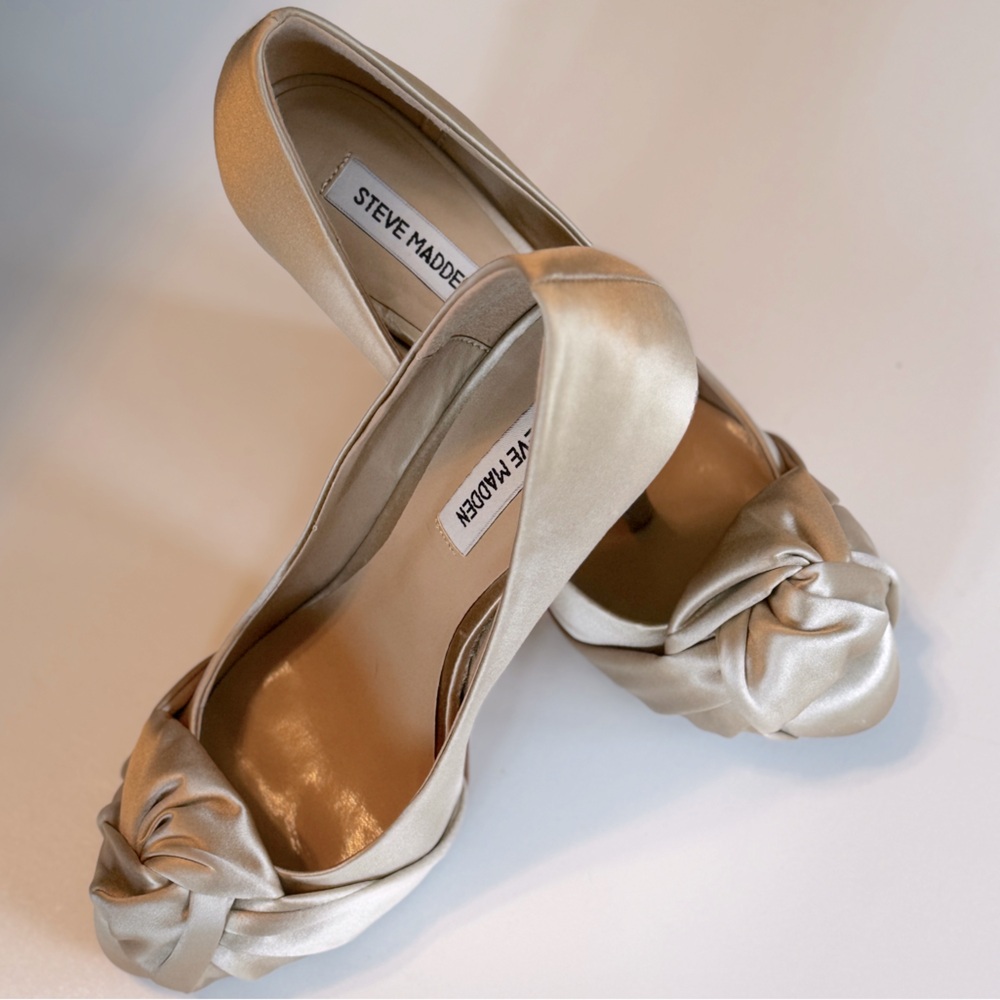 STEVE MADDEN SILK FRONT BOW ROUND TOE. CHAMPAGNE 8 1/2M